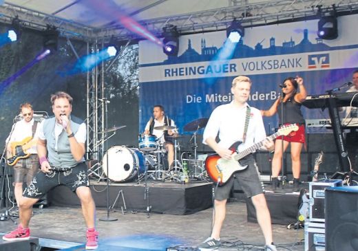 Drei Generationen rockten auf der Honigwiese beim Open Air-Konzert der Partyband „Partyteufel“ ab.