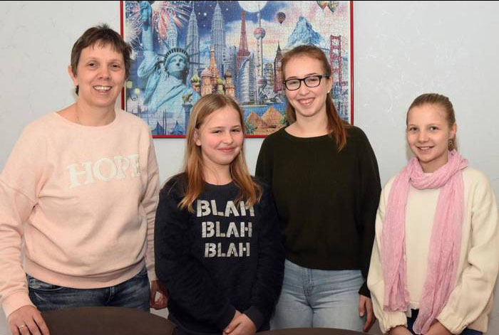 Marion Halbritter (links) mit ihren drei Schützlingen aus dem Rhetorikseminar: Paula, Jessica und Rosalie. Foto: RMB/Heinz Margielsky