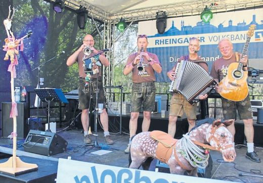 Zum Frühschoppen am Sonntag spielten die Lorcher Schloßbergmusikanten auf. Zum Frühschoppen am Sonntag spielten die Lorcher Schloßbergmusikanten auf.