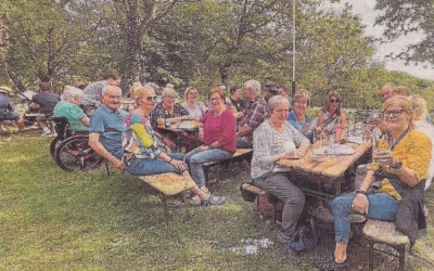 Maibowle, Tanz und Wanderer auf der Honigwiese